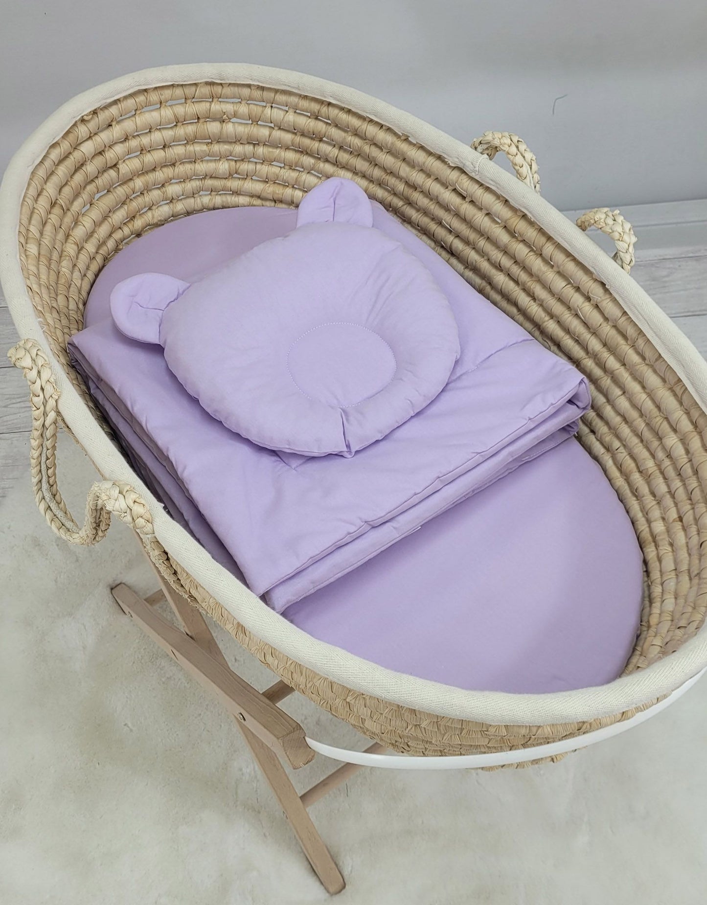 Violetinės spalvos kūdikių patalynės komplektas su užpildu – pagalvė ir antklodė.